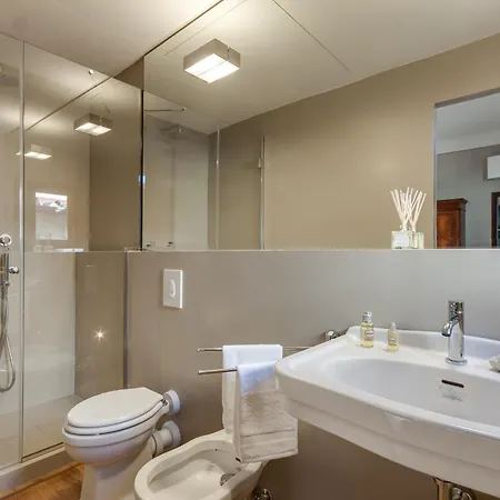 Accademia Frescoes Apartment